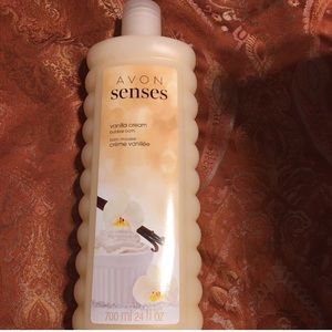 Rich and creamy vanilla scented bath bubbles.